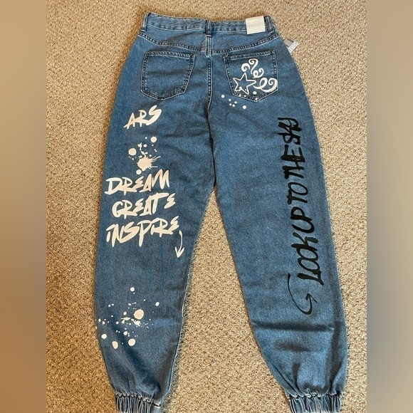 Women’s graffiti joggers. - Picture 4 of 7